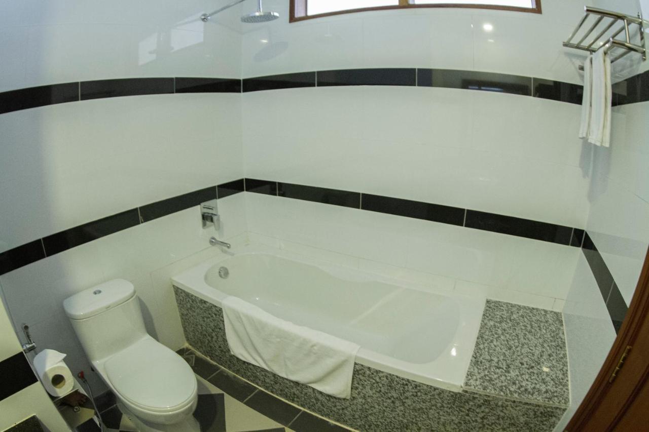 Kampong Thom Palace Hotel Ngoại thất bức ảnh